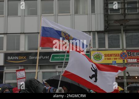 Berlino, Germania. 18th Feb, 2023. Il 18 febbraio 2023 diversi gruppi a favore della pace hanno organizzato una protesta a Berlino, in Germania, per promuovere un mondo pacifico senza usare le armi. I manifestanti hanno criticato specificamente la NATO per non aver contribuito alla pace globale e hanno chiesto la fine delle sanzioni contro la Russia. Diversi partecipanti hanno sventolato bandiere russe, mentre altri hanno sostenuto una bandiera a favore della diplomazia sulle armi, e alcuni hanno persino sostenuto la bandiera dell'Impero tedesco. (Foto di Michael Kuenne/PRESSCOV/Sipa USA) Credit: Sipa USA/Alamy Live News Foto Stock