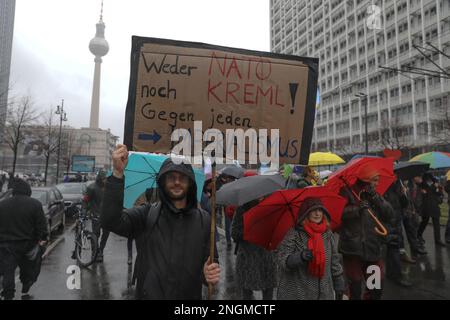 Berlino, Germania. 18th Feb, 2023. Il 18 febbraio 2023 diversi gruppi a favore della pace hanno organizzato una protesta a Berlino, in Germania, per promuovere un mondo pacifico senza usare le armi. I manifestanti hanno criticato specificamente la NATO per non aver contribuito alla pace globale e hanno chiesto la fine delle sanzioni contro la Russia. Diversi partecipanti hanno sventolato bandiere russe, mentre altri hanno sostenuto una bandiera a favore della diplomazia sulle armi, e alcuni hanno persino sostenuto la bandiera dell'Impero tedesco. (Foto di Michael Kuenne/PRESSCOV/Sipa USA) Credit: Sipa USA/Alamy Live News Foto Stock