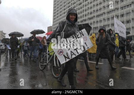 Berlino, Germania. 18th Feb, 2023. Il 18 febbraio 2023 diversi gruppi a favore della pace hanno organizzato una protesta a Berlino, in Germania, per promuovere un mondo pacifico senza usare le armi. I manifestanti hanno criticato specificamente la NATO per non aver contribuito alla pace globale e hanno chiesto la fine delle sanzioni contro la Russia. Diversi partecipanti hanno sventolato bandiere russe, mentre altri hanno sostenuto una bandiera a favore della diplomazia sulle armi, e alcuni hanno persino sostenuto la bandiera dell'Impero tedesco. (Foto di Michael Kuenne/PRESSCOV/Sipa USA) Credit: Sipa USA/Alamy Live News Foto Stock