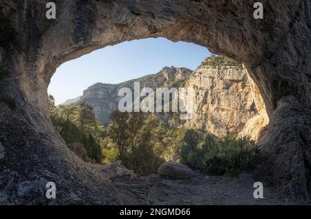 Arco naturale Forat de la Vella al Parco Naturale di Ports de Beseit, Catalogna Foto Stock