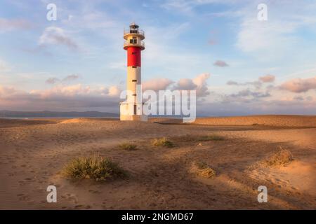 Faro a El Fangar Beach al tramonto, Deltebre, Catalogna Foto Stock