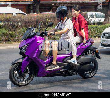 SAMUT PRAKAN, THAILANDIA, 04 2023 FEBBRAIO, la coppia cavalca in moto per strada. Foto Stock