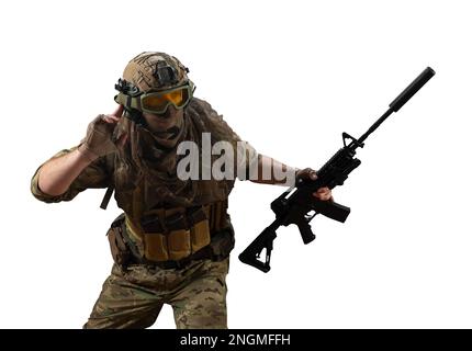 Un soldato mercenario professionista chiede il sostegno della radio, lasciando la zona di uccisione a contatto con il nemico. Isolato su sfondo bianco. Foto Stock