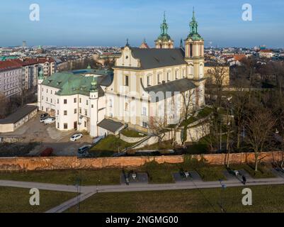 St Chiesa di Stanislao e monastero paolino a Cracovia, Polonia. Luogo storico di sepoltura di illustri polacchi. Vista aerea in inverno al tramonto. Foto Stock