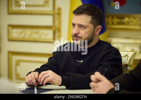 Kiev, Ucraina. 16 febbraio, 2023. Il presidente ucraino Volodymyr Zelenskyy, ascolta durante un incontro bilaterale con il leader del Partito laburista britannico Keir Starmer, al Palazzo Mariyinsky, 16 febbraio 2023 a Kyiv, Ucraina. Sir Keir ha assicurato a Zelenskyy che se il partito laburista fosse stato eletto non vi sarebbe stato alcun cambiamento nel sostegno all'Ucraina. Credit: Presidenza Ucraina/Ufficio stampa presidenziale Ucraina/Alamy Live News Foto Stock