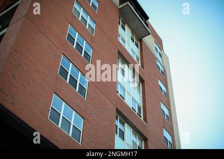 Vecchio edificio in mattoni appartamenti nel centro della zona Foto Stock