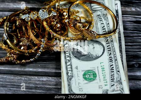 Gioielli o gioielli con dollari americani banconote in denaro contante, spilla, anelli, collane, orecchini, Pendenti, bracciali, catena e gemelli, G Foto Stock