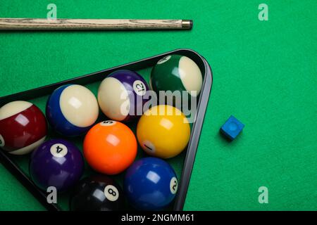 Composizione piatta con palle e stecca su tavolo da biliardo Foto Stock