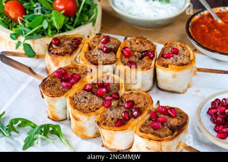 Beyti - kebab in stile kofte di agnello turkish avvolto in focaccia Foto Stock