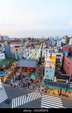 Tokyo, il famoso santuario di Asakusa e il tempio di Sensoji. Illuminato nella via commerciale Nakamise che conduce dal Temple Gate e lo skyline di Tokyo. Lo spazio negativo Foto Stock