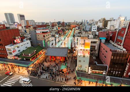 Tokyo, il famoso santuario di Asakusa e il tempio di Sensoji. Illuminato nella via commerciale Nakamise che conduce dal Temple Gate e lo skyline di Tokyo. Lo spazio negativo Foto Stock