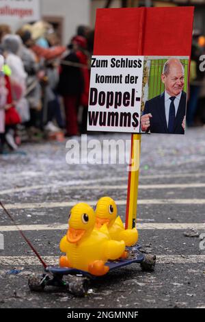 Wasungen, Germania. 18th Feb, 2023. Il doppio whammy del Cancelliere Scholz è preso per un giro nella grande parata attraverso la città con la più lunga tradizione carnevale in Turingia. Circa 2.000 persone attive in 100 gruppi di parate a piedi o su carri fantasiosamente progettati sotto il motto "mie können's ümmer nooch" ('We Can Still Do IT') hanno modellato la parata nella più famosa roccaforte carnevale della Turingia. Credit: Michael Reichel/dpa/Alamy Live News Foto Stock