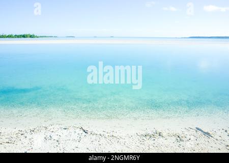 Vista dalla laguna turchese all'orizzonte dal bordo delle acque. Foto Stock