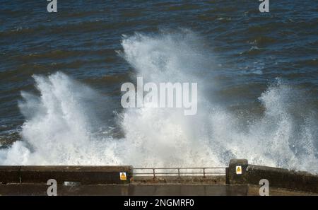 Vista dall'alto dei mari pesanti che si schiantano sul lungomare di Seaham e gettano enormi spruzzi Foto Stock