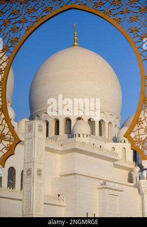 Vista attraverso una finestra su una cupola della Moschea Sheikh Zayed, della Città di Abu Dhabi, dell'Emirato di Abu Dhabi, degli Emirati Arabi Uniti Foto Stock