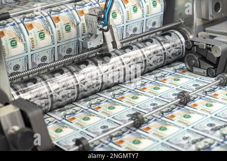 Stampa di banconote in dollari su una macchina da stampa in tipografia. Finanza, fisco, borsa e investimenti, rendendo il concetto di denaro. illustrazione 3d Foto Stock