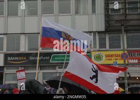 Berlino, Germania. 18th Feb, 2023. Il 18 febbraio 2023 diversi gruppi a favore della pace hanno organizzato una protesta a Berlino, in Germania, per promuovere un mondo pacifico senza usare le armi. I manifestanti hanno criticato specificamente la NATO per non aver contribuito alla pace globale e hanno chiesto la fine delle sanzioni contro la Russia. Diversi partecipanti hanno sventolato bandiere russe, mentre altri hanno sostenuto una bandiera a favore della diplomazia sulle armi, e alcuni hanno persino sostenuto la bandiera dell'Impero tedesco. (Credit Image: © Michael Kuenne/PRESSCOV via ZUMA Press Wire) SOLO PER USO EDITORIALE! Non per USO commerciale! Foto Stock