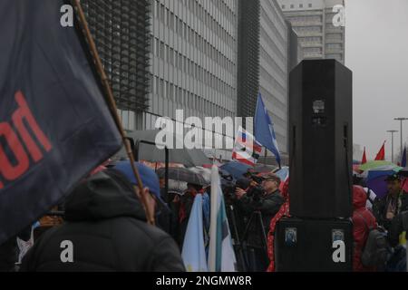 Berlino, Germania. 18th Feb, 2023. Il 18 febbraio 2023 diversi gruppi a favore della pace hanno organizzato una protesta a Berlino, in Germania, per promuovere un mondo pacifico senza usare le armi. I manifestanti hanno criticato specificamente la NATO per non aver contribuito alla pace globale e hanno chiesto la fine delle sanzioni contro la Russia. Diversi partecipanti hanno sventolato bandiere russe, mentre altri hanno sostenuto una bandiera a favore della diplomazia sulle armi, e alcuni hanno persino sostenuto la bandiera dell'Impero tedesco. (Credit Image: © Michael Kuenne/PRESSCOV via ZUMA Press Wire) SOLO PER USO EDITORIALE! Non per USO commerciale! Foto Stock