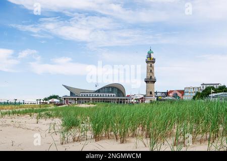 06-16-2019 Warnemunde, Rostock, Germania: Faro contro il cielo blu su soleggiate giornate estive Foto Stock