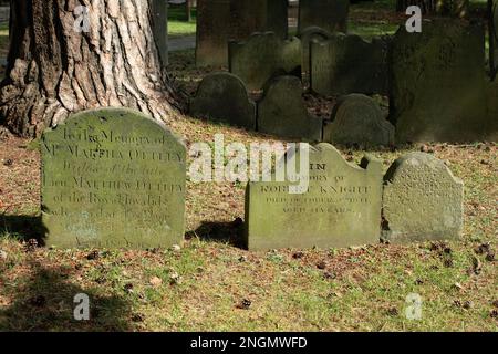 EAST GRINSTEAD, WEST SUSSEX/UK - 30 agosto : Lapidi in St Swithun chiesa del cimitero a East Grinstead West Sussex su 30 Agosto 2019 Foto Stock