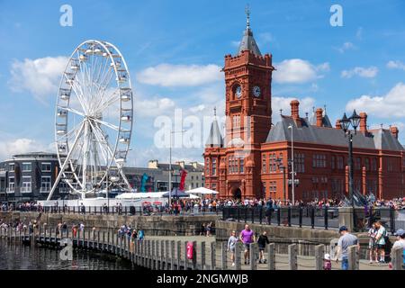 CARDIFF/UK - 7 Luglio : Vista della ruota panoramica Ferris e l'Edificio Pierhead a Cardiff il 7 luglio 2019. Persone non identificate Foto Stock