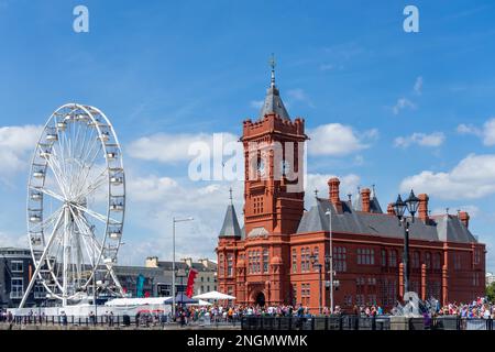 CARDIFF/UK - 7 Luglio : Vista della ruota panoramica Ferris e l'Edificio Pierhead a Cardiff il 7 luglio 2019. Persone non identificate Foto Stock