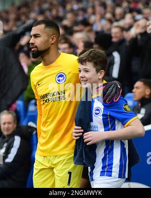 Brighton, Regno Unito. 18th Feb, 2023. Robert Sanchez portiere di Brighton e Hove Albion lascia il tunnel con una mascotte partita prima della partita della Premier League tra Brighton & Hove Albion e Fulham all'Amex il 18th 2023 febbraio a Brighton, Inghilterra. (Foto di Jeff Mood/phcimages.com) Credit: PHC Images/Alamy Live News Foto Stock