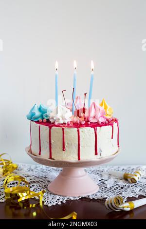 torta di compleanno con candele accese. Foto ad alta risoluzione Foto Stock