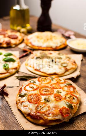 mini tavolo da pizza ad angolo alto in legno Foto Stock