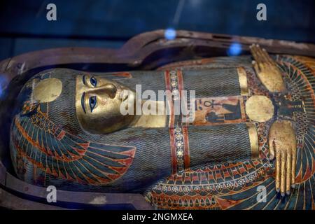 Sarcofago della principessa egizia Hennutawi, Louvre Abu Dhabi, Saadiyat Island, Abu Dhabi, Emirati Arabi Uniti Foto Stock