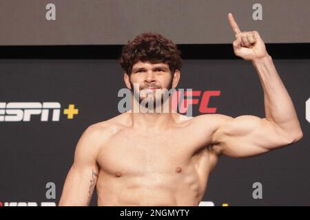 LAS VEGAS, NV - FEBBRAIO 17: Il combattente dell'UFC Philipe Lins posa sulla scala durante l'UFC Vegas 69 Weigh INS all'UFC Apex il 17 Febbraio 2023, a Las Vegas, Nevada, USA. (Foto di Diego Ribas/PxImages) Foto Stock