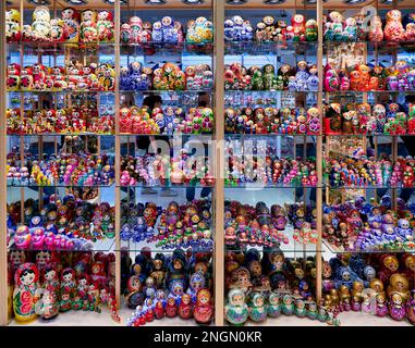 Praga Repubblica Ceca. Un negozio di Bambola matrioska nella città vecchia Foto Stock