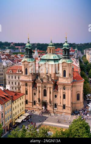 Praga Repubblica Ceca. Vista aerea della città vecchia. La chiesa di San Nicola Foto Stock