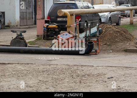 Tiraspol, Moldavia - 13 febbraio 2023: Saldatrice per tubi in plastica e tubi fognari industriali. Posa di tubazioni fognarie sanitarie. Preparazione di plasti Foto Stock