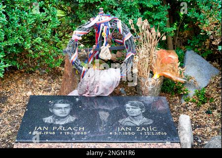 Praga Repubblica Ceca. Il monumento di Jan Palach e Jan Zajic in Piazza Venceslao Foto Stock