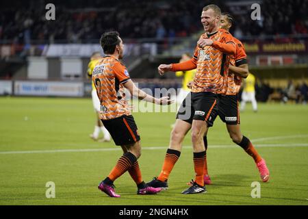 VOLENDAM - (lr) Daryl van Mieghem del FC Volendam 2-0 , Henk Veerman del FC Volendam, Xavier Mbuyamba del FC Volendam durante la partita della Premier League olandese tra il FC Volendam e Vitesse allo stadio Kras il 18 febbraio 2023 a Volendam, Paesi Bassi. ANP ROY LAZET Foto Stock