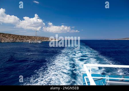 Vista della linea del mare e delle onde della nave mentre il traghetto locale lascia l'isola di Iraklia, in piccole Cicladi, Grecia. Foto Stock