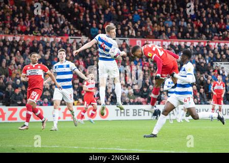 Chuba Akpom di Middlesbrough dirige la palla e segna il primo gol durante la partita del campionato Sky Bet tra Middlesbrough e Queens Park Rangers al Riverside Stadium di Middlesbrough sabato 18th febbraio 2023. (Foto: Trevor Wilkinson | NOTIZIE MI) Credit: NOTIZIE MI & Sport /Alamy Live News Foto Stock