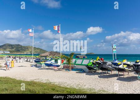 Vista sulla spiaggia, Orient Bay (Baie Orientale), St Martin (Saint-Martin), piccole Antille, Caraibi Foto Stock