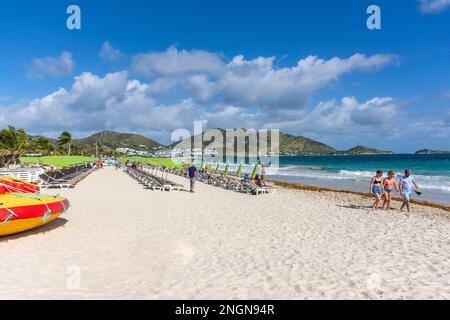 Vista sulla spiaggia, Orient Bay (Baie Orientale), St Martin (Saint-Martin), piccole Antille, Caraibi Foto Stock