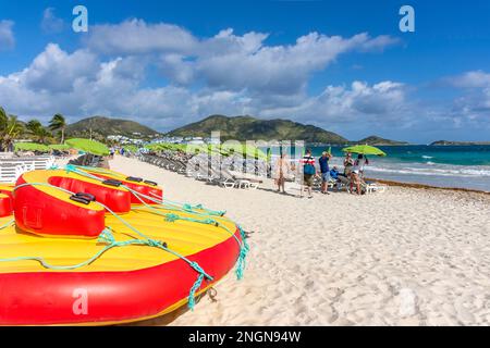 Vista sulla spiaggia, Orient Bay (Baie Orientale), St Martin (Saint-Martin), piccole Antille, Caraibi Foto Stock