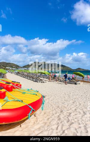 Vista sulla spiaggia, Orient Bay (Baie Orientale), St Martin (Saint-Martin), piccole Antille, Caraibi Foto Stock