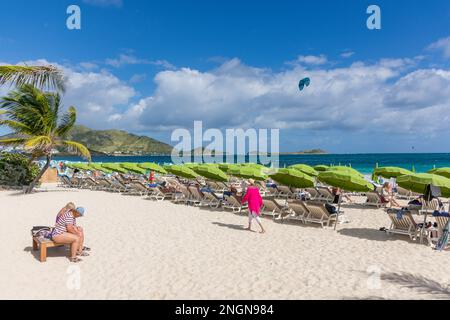 Vista sulla spiaggia, Orient Bay (Baie Orientale), St Martin (Saint-Martin), piccole Antille, Caraibi Foto Stock