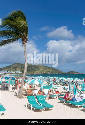 Vista sulla spiaggia, Orient Bay (Baie Orientale), St Martin (Saint-Martin), piccole Antille, Caraibi Foto Stock