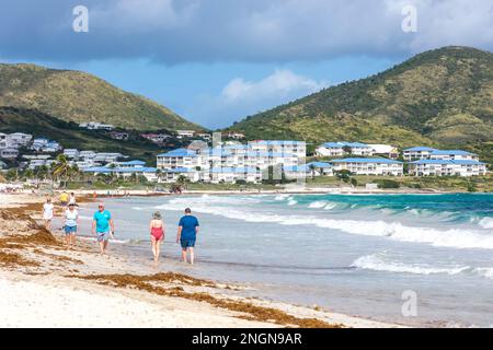 Vista sulla spiaggia, Orient Bay (Baie Orientale), St Martin (Saint-Martin), piccole Antille, Caraibi Foto Stock