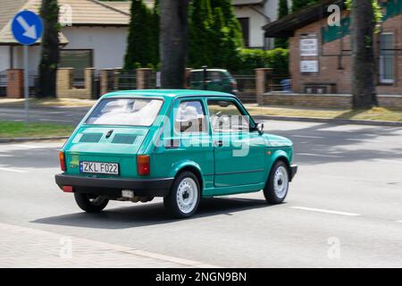 KOLOBRZEG, POLONIA - 6 AGOSTO 2022: Fiat 126p rinnovata (126el) Maluch Polish auto in movimento effetto sfocato Foto Stock