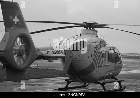 Un chopper sulla pista a Blackpool Airport, Blackpool, Lancashire, Regno Unito, Europa Foto Stock