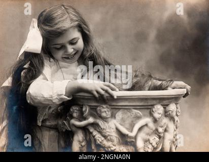 Una bella giovane ragazza in posa per un ritratto a Milano Foto Stock
