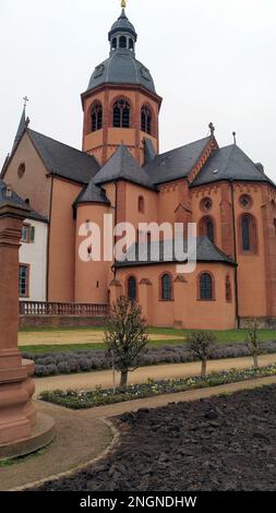 Basilica dei Santi Marcellino e Pietro, alias Einhard-Basilika, vista dal giardino, Seligenstadt, Germania Foto Stock