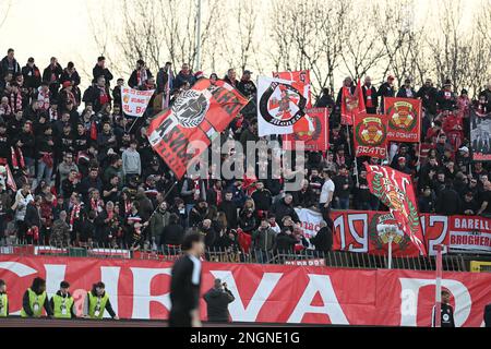 Monza, Italia. 18th Feb, 2023. AC Monza tifosi durante la Serie Italiana Una partita di calcio tra AC Monza e AC Milan il 18 febbraio 2023 allo stadio U-Power di Monza. Photo Tiziano Ballabio Credit: Tiziano Ballabio/Alamy Live News Foto Stock